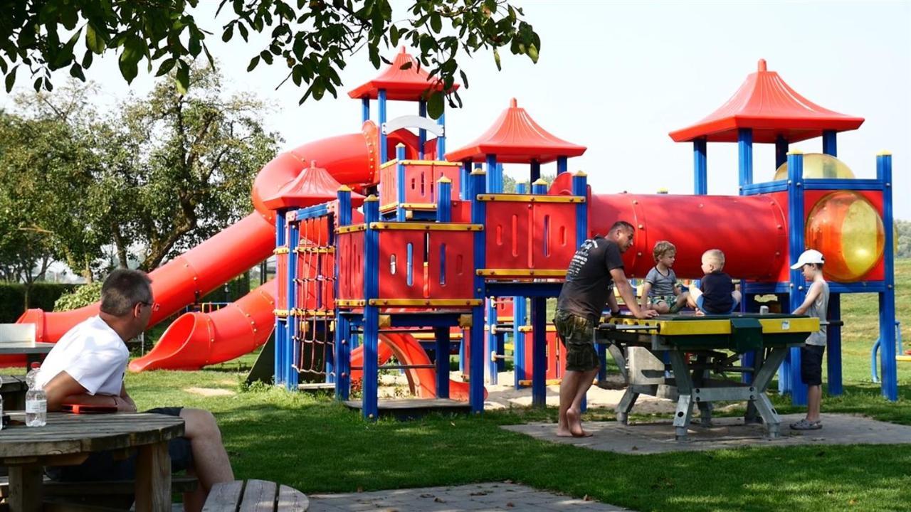 Recreatiepark Jachthaven De Veerstal Lathum - Luxe Chalet Eksteriør billede