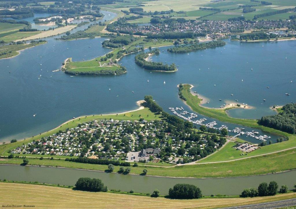 Recreatiepark Jachthaven De Veerstal Lathum - Luxe Chalet Eksteriør billede