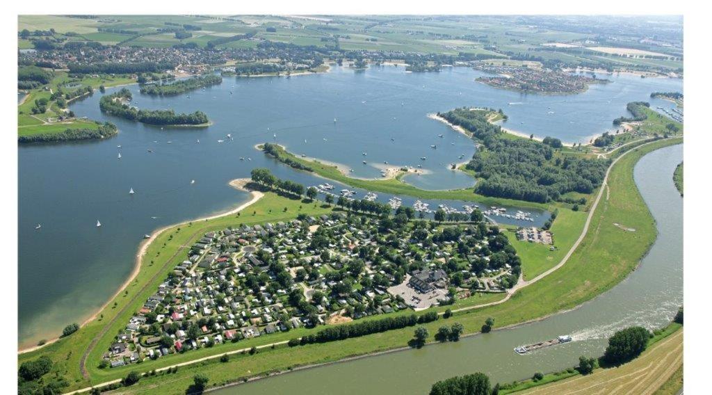 Recreatiepark Jachthaven De Veerstal Lathum - Luxe Chalet Eksteriør billede