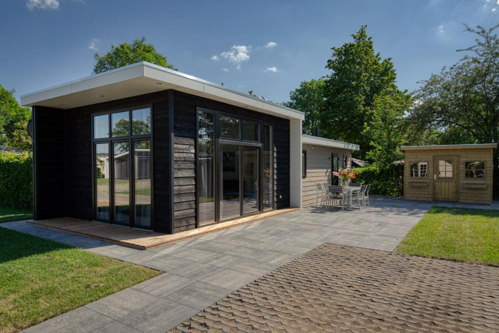 Recreatiepark Jachthaven De Veerstal Lathum - Luxe Chalet Eksteriør billede