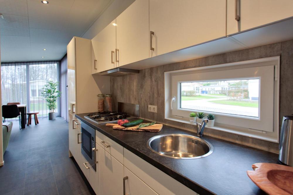 Recreatiepark Jachthaven De Veerstal Lathum - Luxe Chalet Eksteriør billede