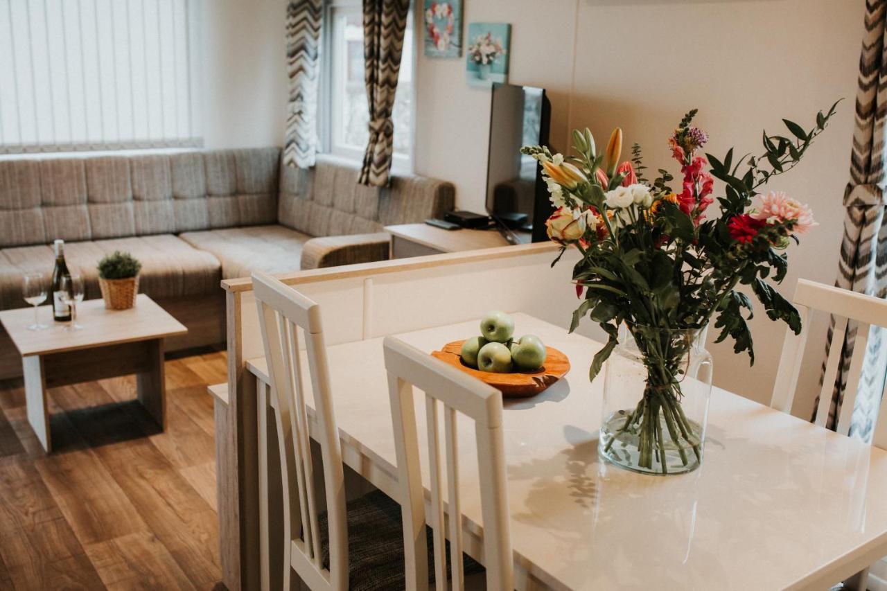 Recreatiepark Jachthaven De Veerstal Lathum - Luxe Chalet Eksteriør billede