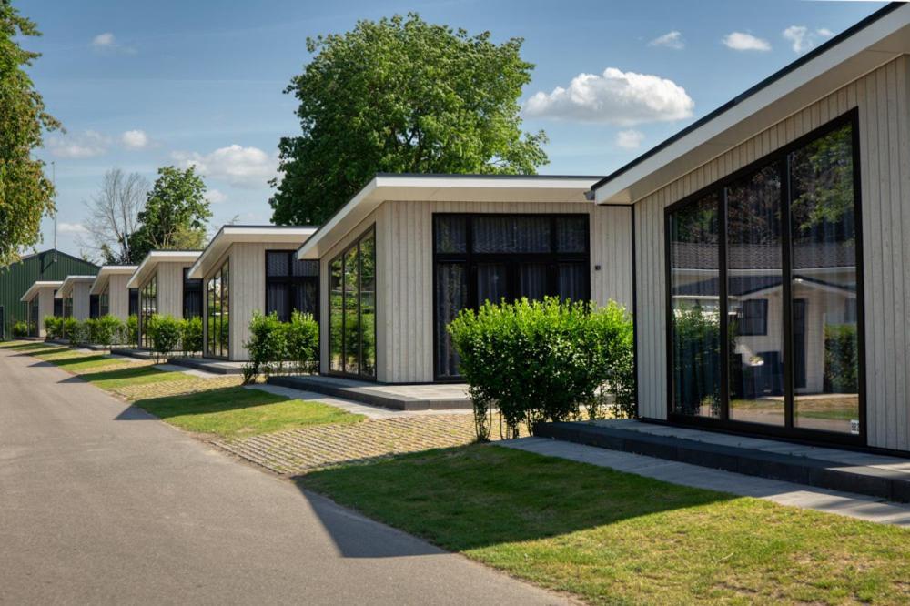 Recreatiepark Jachthaven De Veerstal Lathum - Luxe Chalet Eksteriør billede