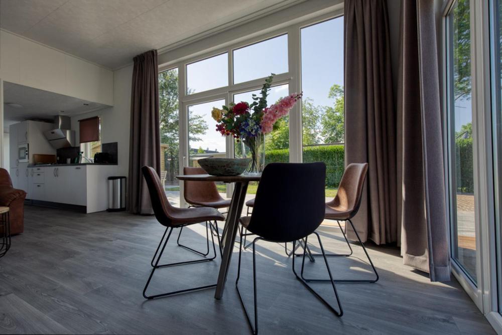 Recreatiepark Jachthaven De Veerstal Lathum - Luxe Chalet Eksteriør billede