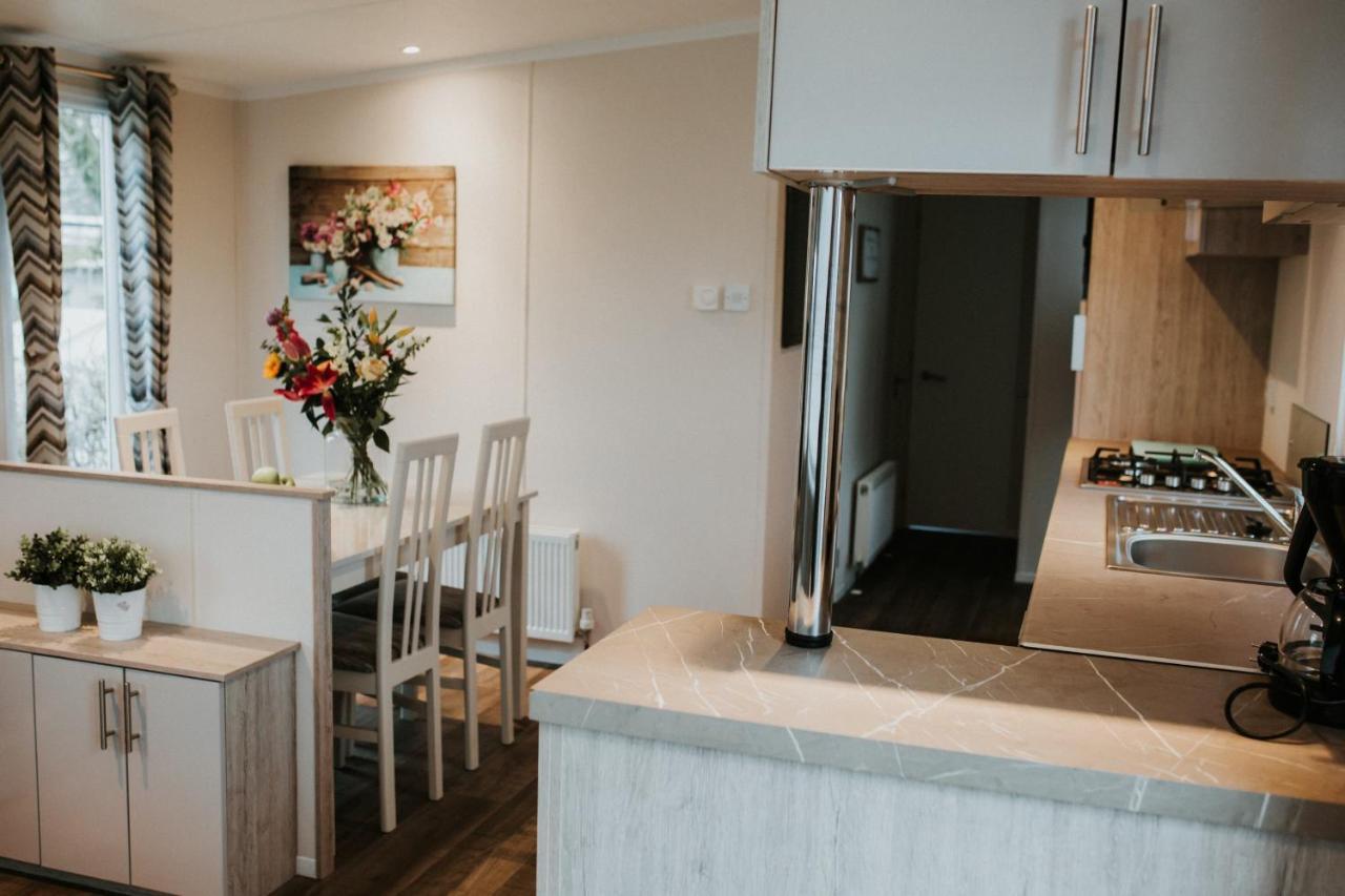 Recreatiepark Jachthaven De Veerstal Lathum - Luxe Chalet Eksteriør billede