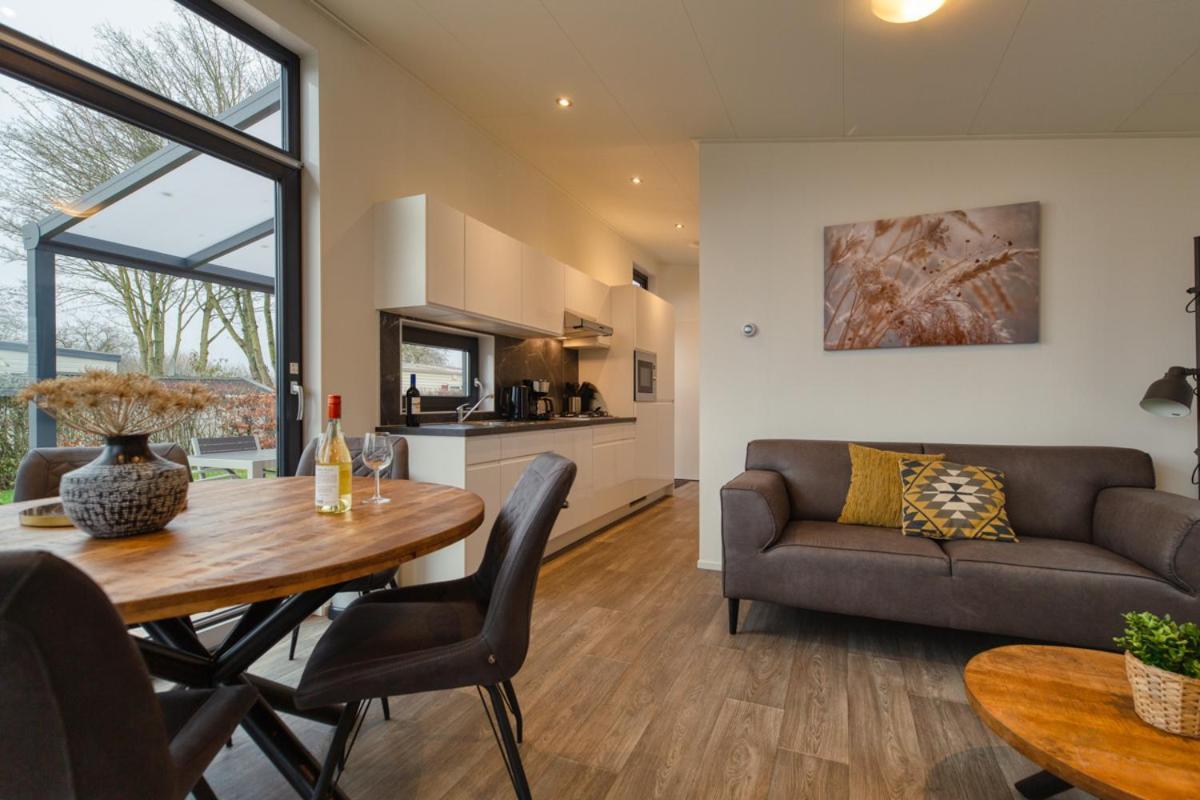 Recreatiepark Jachthaven De Veerstal Lathum - Luxe Chalet Eksteriør billede