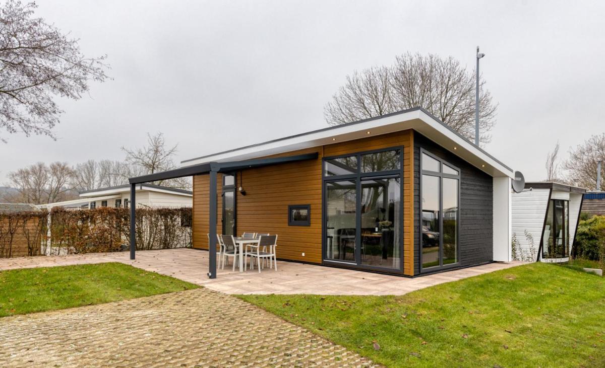 Recreatiepark Jachthaven De Veerstal Lathum - Luxe Chalet Eksteriør billede
