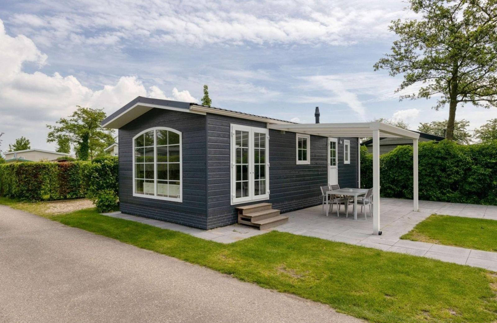 Recreatiepark Jachthaven De Veerstal Lathum - Luxe Chalet Eksteriør billede